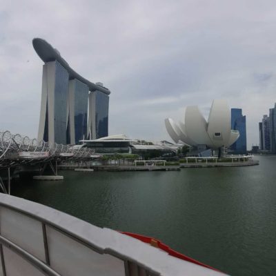 Bybilde av Singapore som viser ulike bygninger.