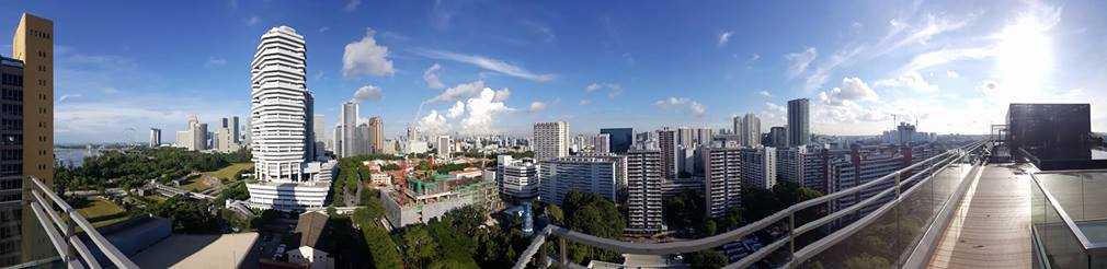 Panorama-bilde av skyskrapere i Singapore.