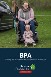 BPA-brosjyre. Bildet på brosjyren viser en mor i rullestol med det lille barnet sitt foran. Moren smiler til kamera. I bakgrunnen ser vi en ung kvinnelig assistent og en bil.