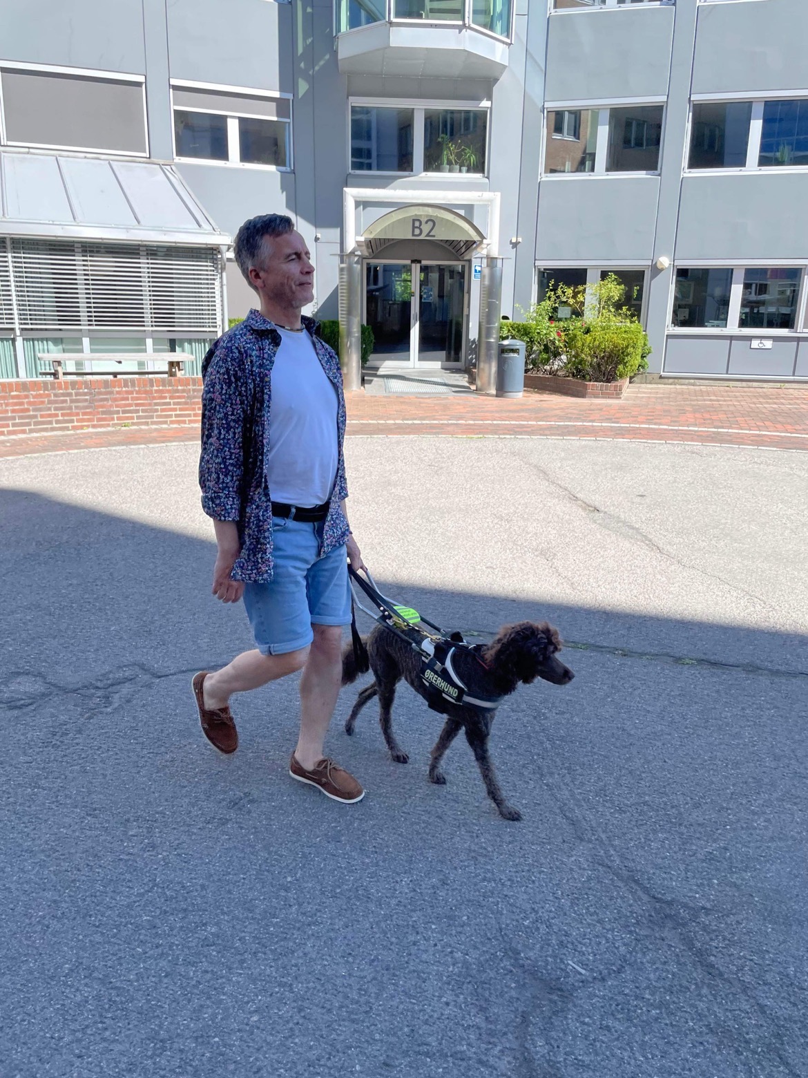 Geir går ute med førerhunden sin