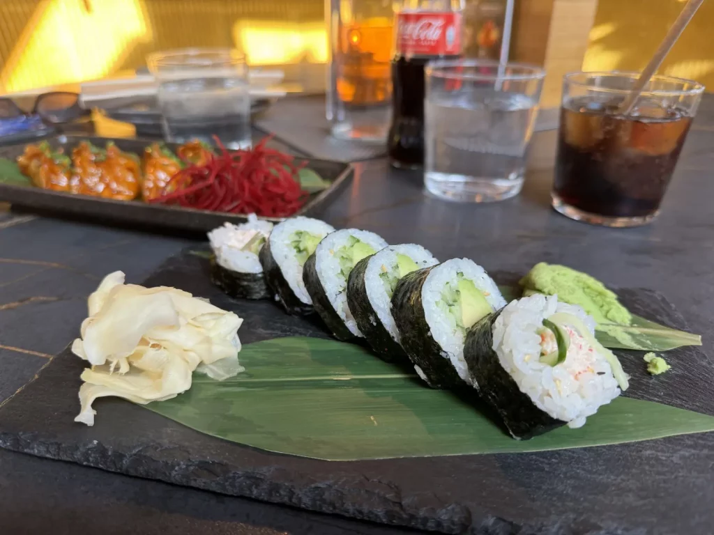 Bilde av sushirett stående på bord