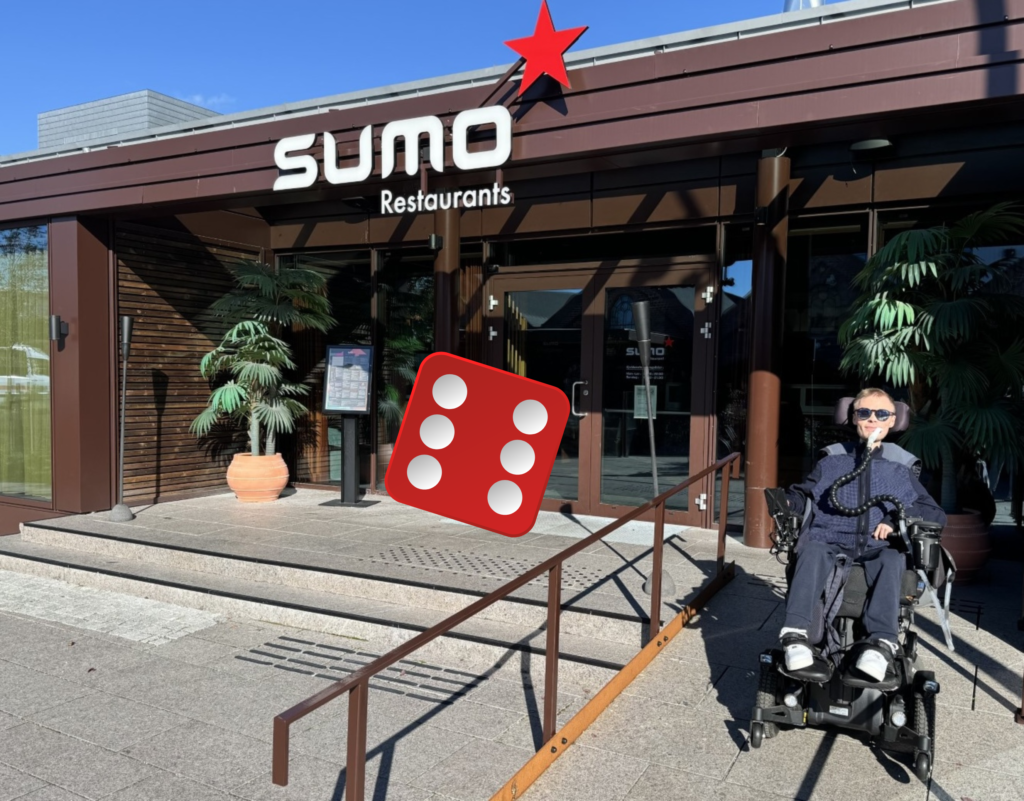 gutt i rullestol utenfor Sumo restaurant med terningkast 6