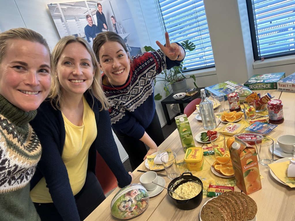 to damer som som smiler mot kamera