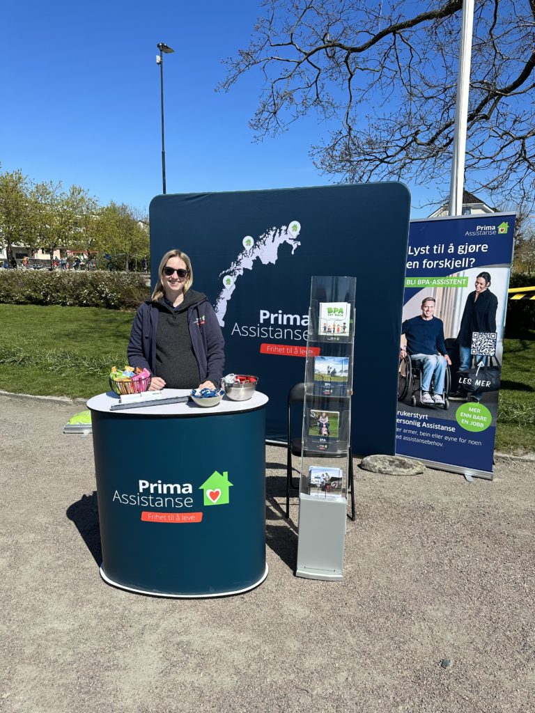 dame som står på stand ute