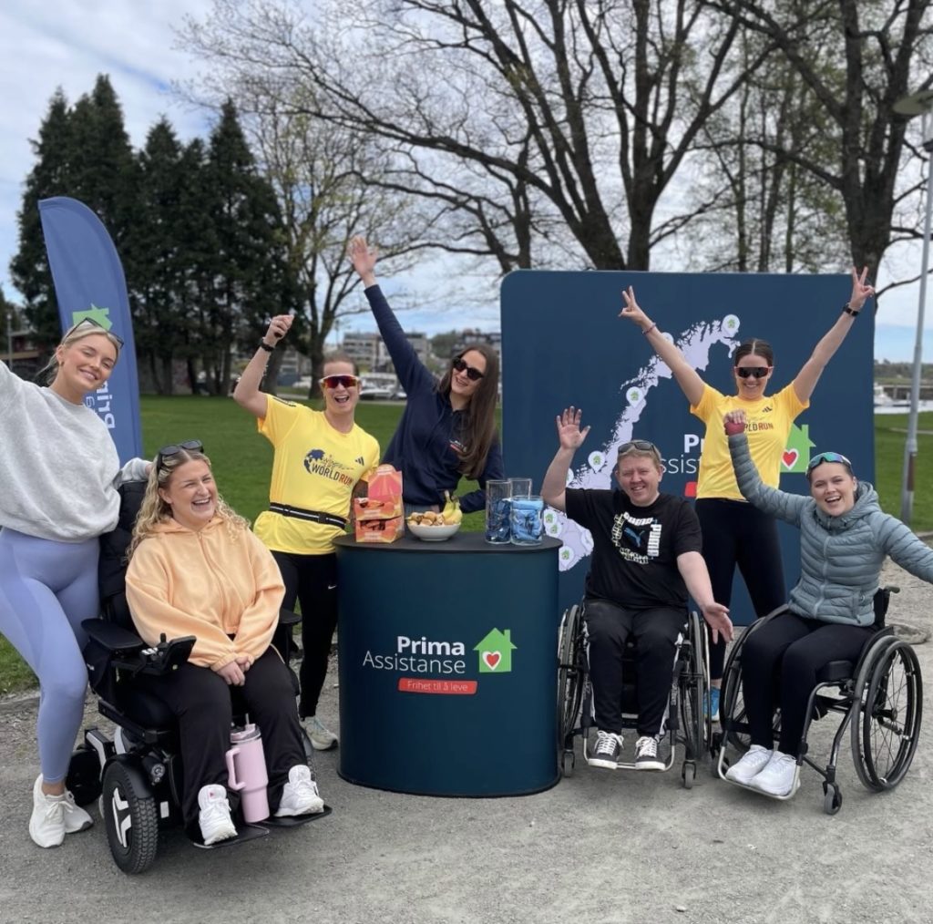 flere mennesker som smiler mot kamera på arrangementet Wings for Life