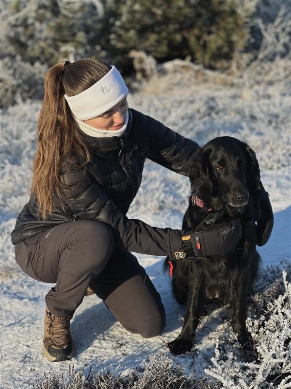 dame sammen med svart hund