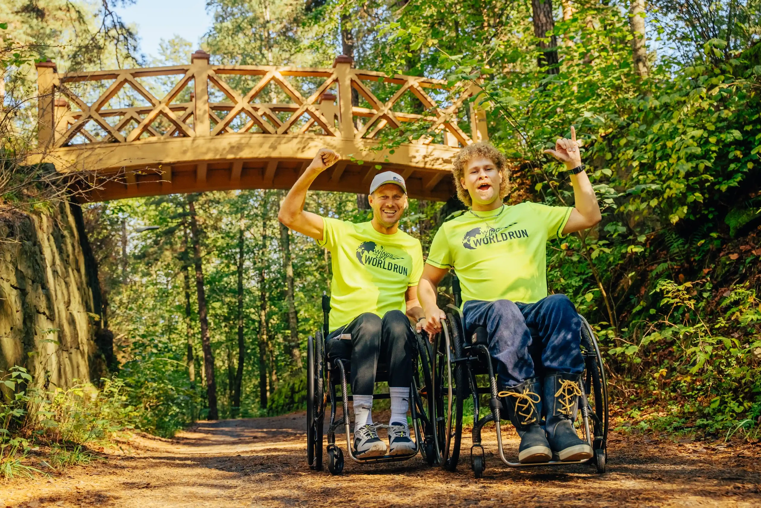 to menn i rullestol som jubler mot kamera