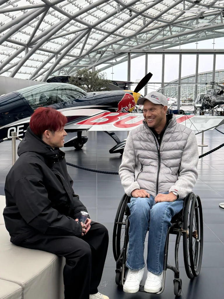 mann i rullestol som snakker med dame