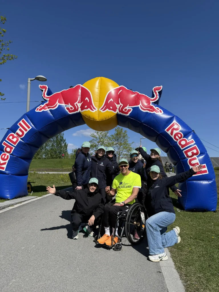 gjeng med mennesker som jubler ved startstreken til Wings for Life 