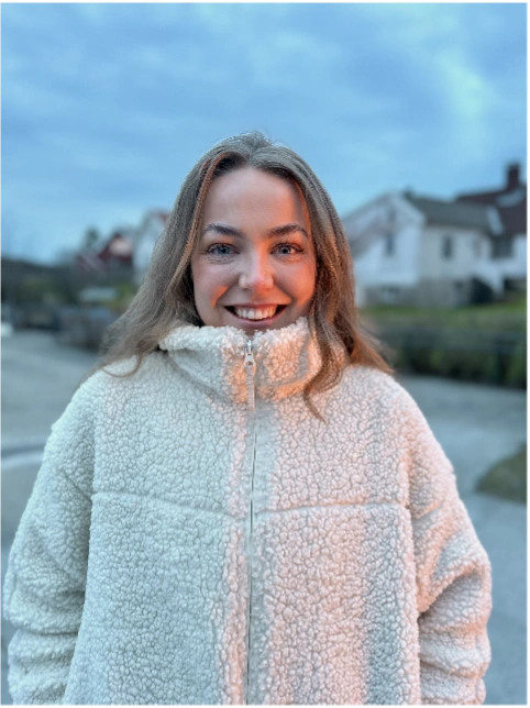 jente som smiler mot kamera