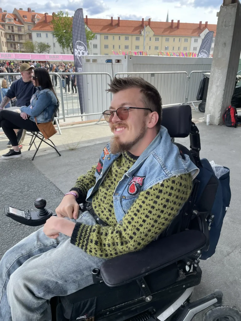 mann i rullestol på konsert