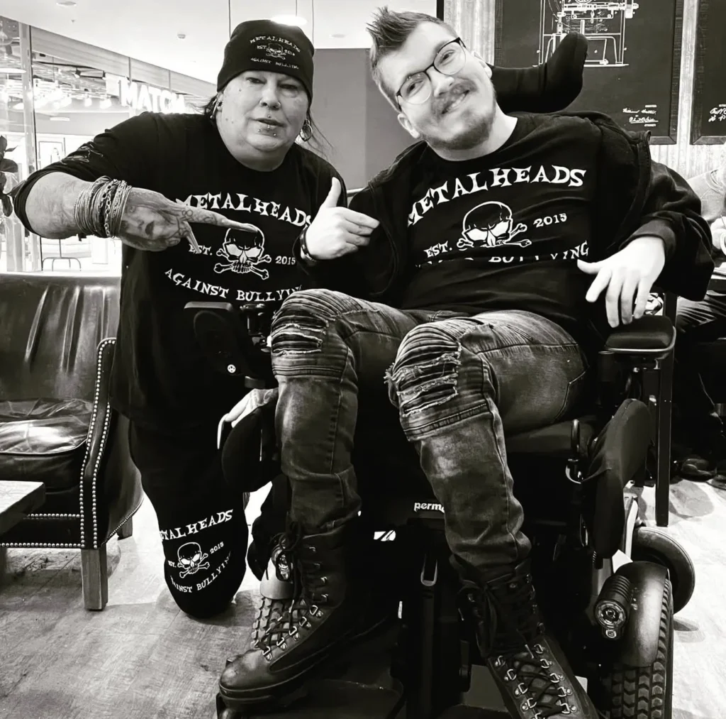 mann i rullestol sammen med rocka fyr fra Metalheads against bullying, som er en organisasjon mot mobbing