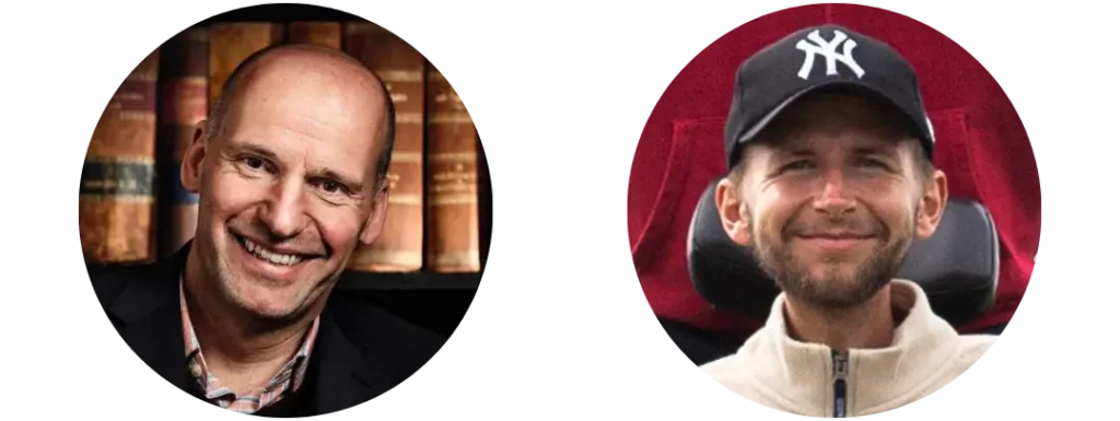 Portrettbilde av Geir Lippestad: ikledd rutete skjorte og svart dressjakke, smilende foran en bokhylle. Portrettbilde av Daniel Maudal: ikledd hvit fleecegenser og new york yankees-caps. Smiler.
