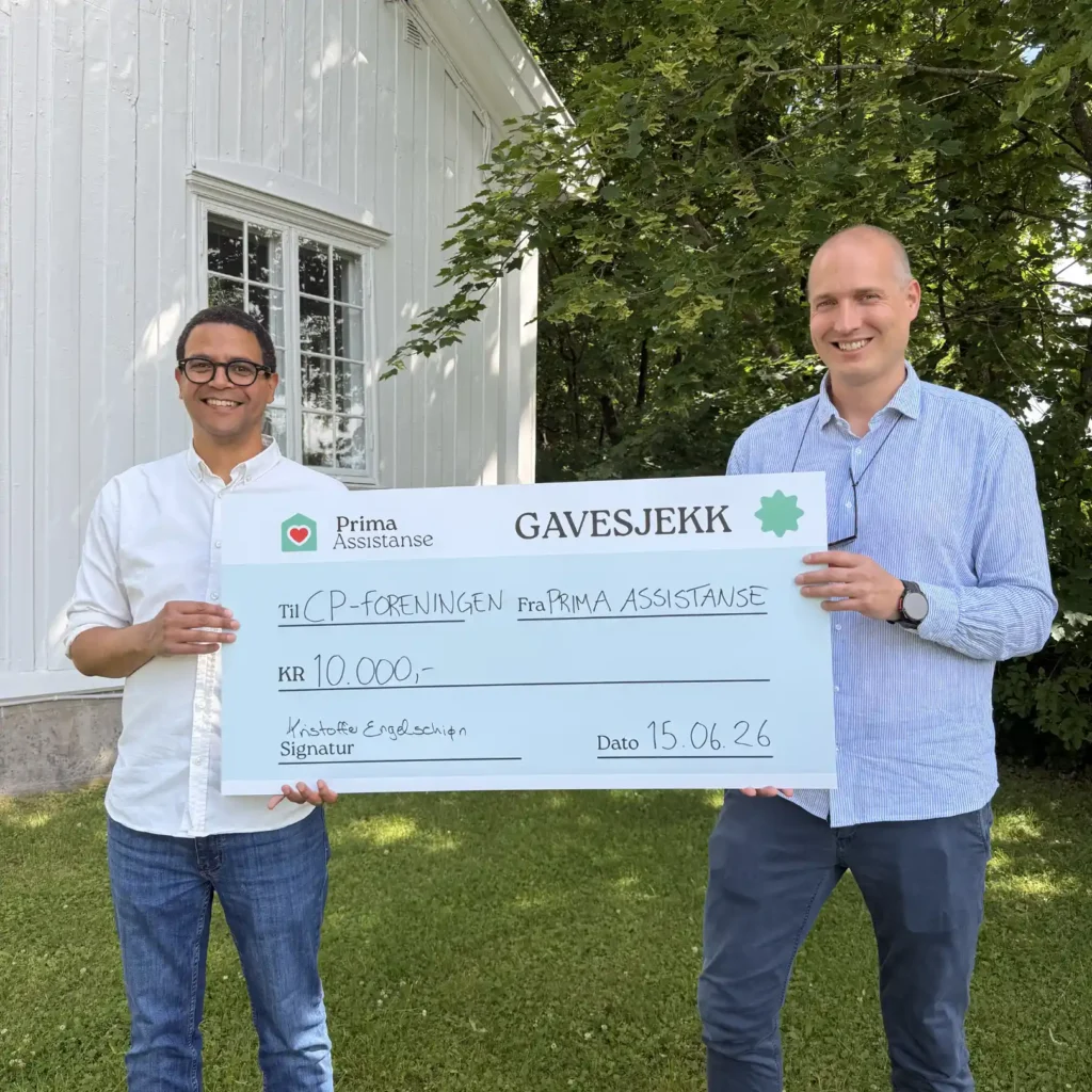 to menn som smiler mot kamera med sjekk på 10 000 kr til CP-foreningen